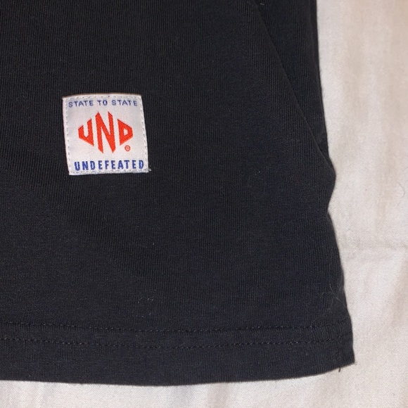 Limited edition black/white/grey undefeated crew neck. - Picture 3 of 4